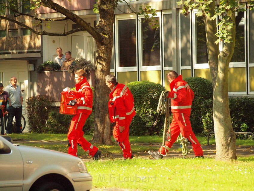 Einsatz BF Koeln Hoehenretter Koeln Stammheim Georg Beyerstr P112.JPG